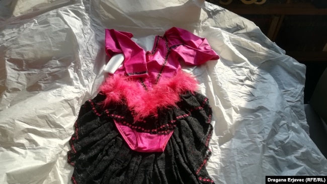 Jedna majka je donijela kostim za balet svoje kćerke, posebno upakovan, koji je djevojčica samo jednom obukla.