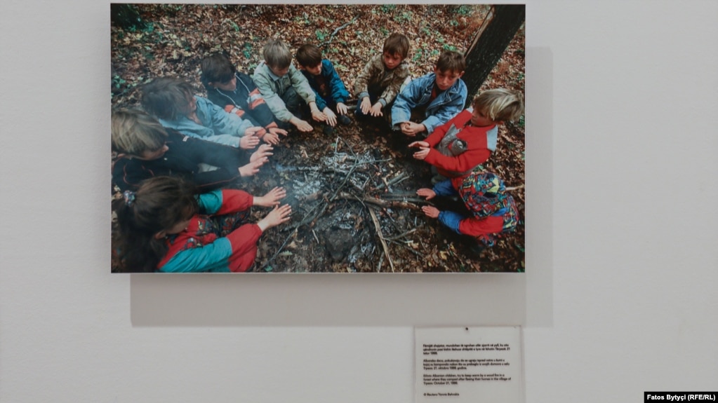 Fotografija dece koja se greju u šumi nakon što su pobegli iz svojih kuća