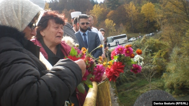 Porodice ubijenih spustili su cveće u Lim