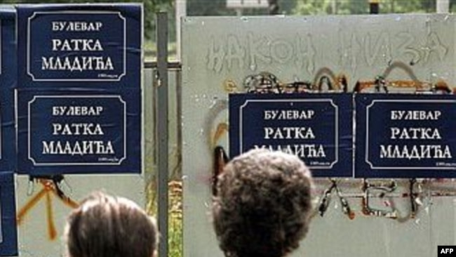 Aleksandar Vučić pre deset godina po Beogradu lepio plakate Ratka Mladića